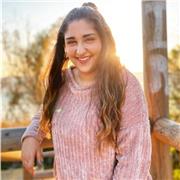Profesora que imparte clases a niños de todas las edades